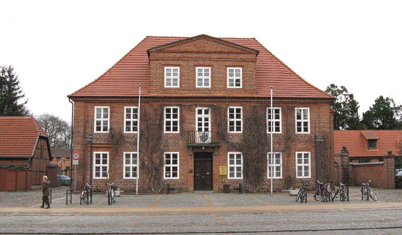 Das Rathaus von Ludwigslust in rotem Backstein zeigt die typische traditionelle Bauweise der Region.