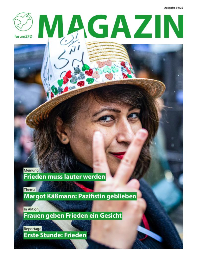 Der Titel des Magazins zeigt eine Frau, die für Frauenrechte im Iran demonstriert
