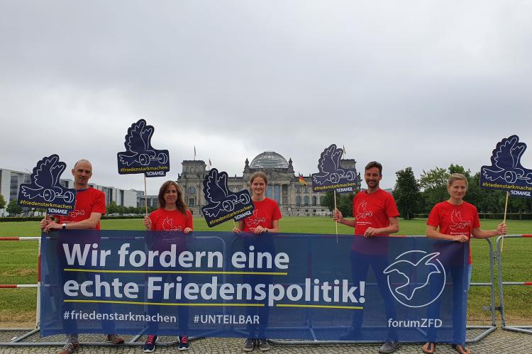 Banner vor dem Bundestag für #unteilbar