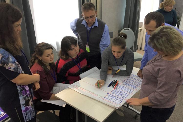 Participants brainstorming during a training of the Peaceful School Model Ukraine