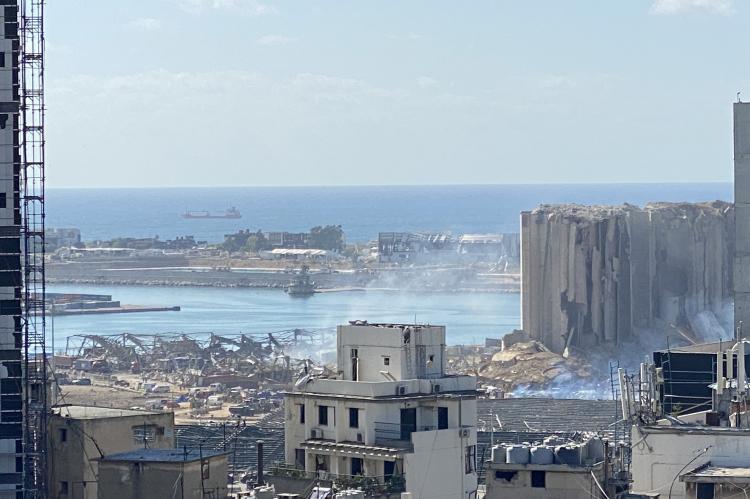Blick auf den zerstörten Hafen von Beirut