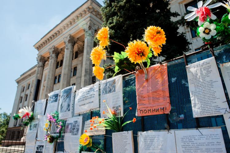 Vor dem Gewerkschaftshaus erinnern Blumen und Botschaften an die Tragödie vom 2. Mai 2014