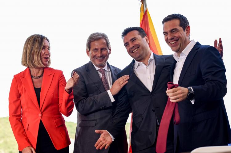 Der nordmazedonische Premier Zoran Zaev, sein griechischer Amtskollege Alexis Tsipras und die EU-Außenbeauftragte Federica Mogherini, sowie der EU-Beitrittskommissar Johannes Hahn.