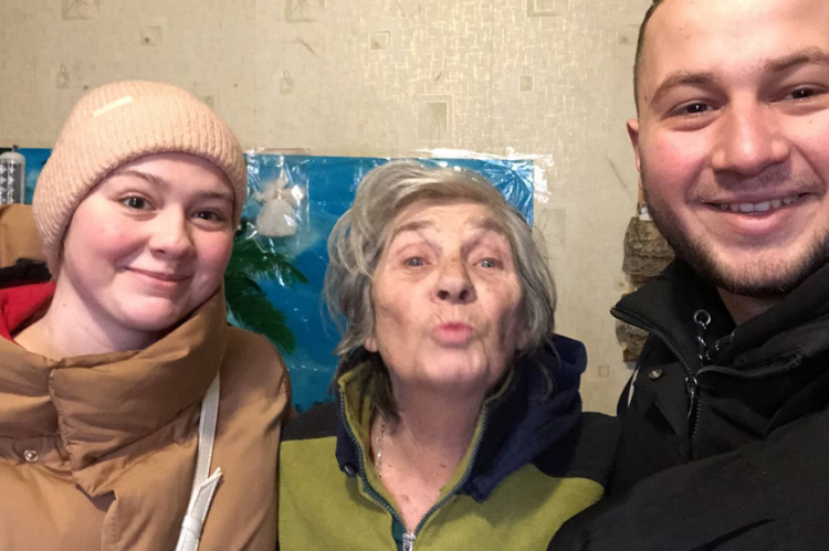 Humanitäre Hilfe für ältere Menschen in Odessa