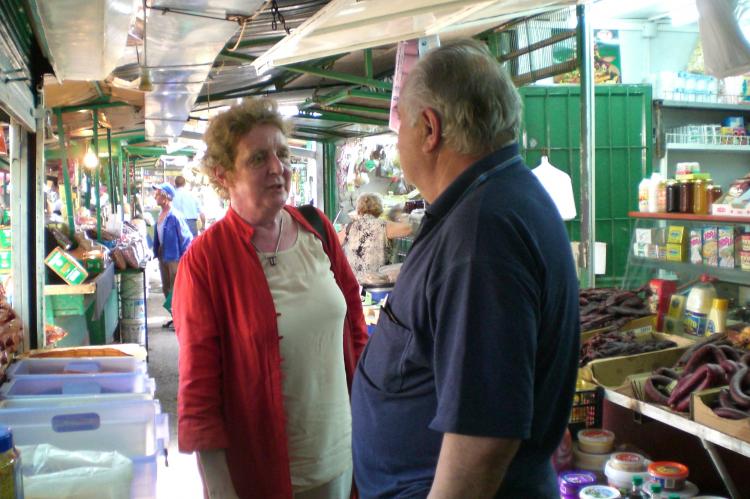 Silke Maier-Witt im Gespräch auf dem Markt