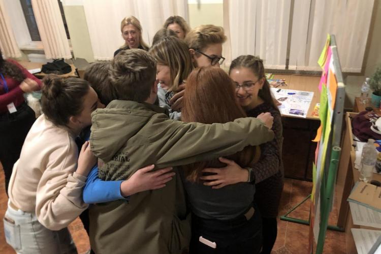 Eine Gruppe Schulkinder in der Ukraine umarmt sich