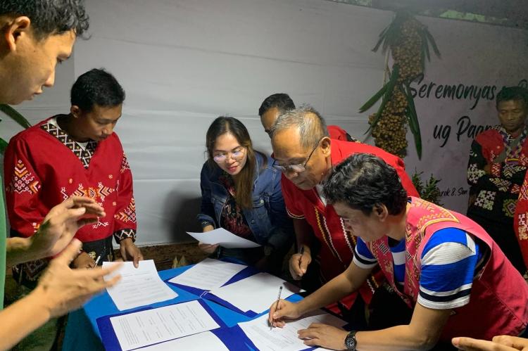 PAGTUKUSAN leaders sign the certificate of consent