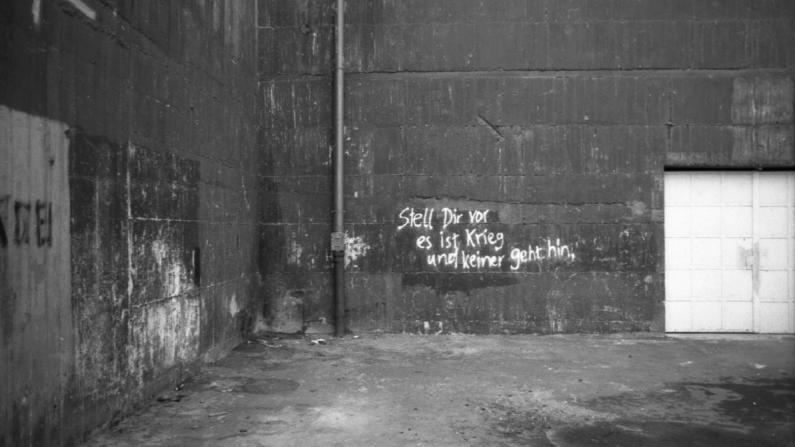 das Graffiti an einem Bunker