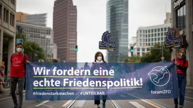 Banner mit Blick auf Potsdamer Platz bei #unteilbar