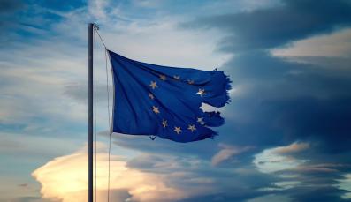 Zerrissene EU-Flagge