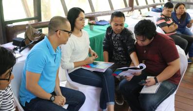 Participants of Certification Program Discussing Conflict-Sensitive Journalism