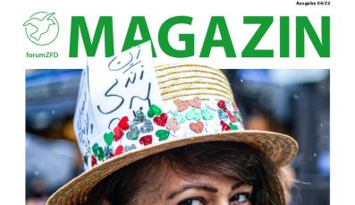 Der Titel des Magazins zeigt eine Frau, die für Frauenrechte im Iran demonstriert