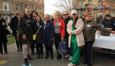 forumZFD-Mitarbeiterin Ada Hakobyan empfängt Ministerin Svenja Schulze bei einem Nachbarschaftsprojekt in Odessa