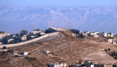 Hügelige, karge Landschaft mit der Maueranlage nahe Jerusalem