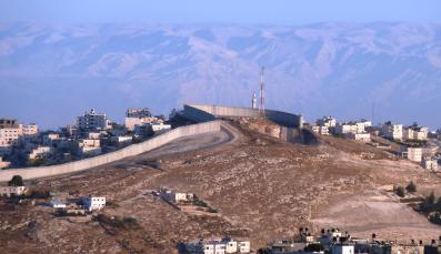 Eine Maueranlage in der Nähe von Jerusalem symbolisiert den Konflikt im Nahen Osten.