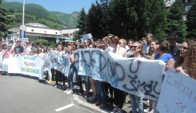 zahlreiche Schülerinnen und Schüler protestieren mit Spruchbändern