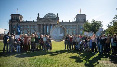 Frieden gibt es nicht umsonst: Protestaktion vor dem Bundestag