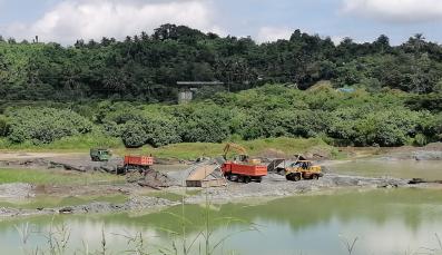 Trucks extract sand and gravel from the riverbeds of the Hijo river