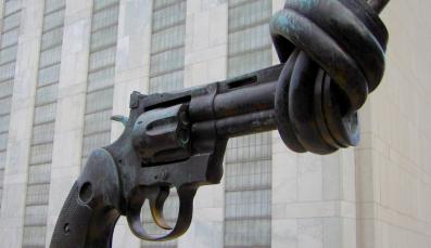 Das Bild zeigt die Skulptur „Non Violence“ vor dem UN-Hauptsitz in New York.
